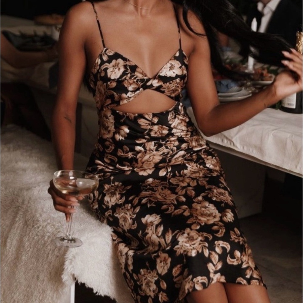 Petal & Pup Saga Cutout Midi Dress Black Floral / Medium